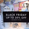 Một cửa hàng treo biển giảm giá dịp Black Friday. (Ảnh: AFP/TTXVN)