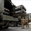 Binh sỹ Ukraine vận chuyển tên lửa chống tăng Javelin do Mỹ hỗ trợ tại sân bay Boryspil ở Kiev. (Ảnh: AFP/TTXVN)