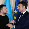 Tổng thống Pháp Emmanuel Macron (phải) trong cuộc họp báo chung với người đồng cấp Ukraine Volodymyr Zelensky tại Paris, ngày 16/2/2024. (Ảnh: AFP/TTXVN)