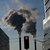 Khói thải bốc lên từ một nhà máy tái chế rác ở Paris, Pháp. (Ảnh: AFP/TTXVN) 