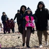 Người di cư tìm cách vượt qua eo biển Manche vào Anh. (Ảnh: AFP/TTXVN) 
