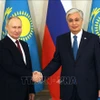Tổng thống Nga Vladimir Putin (trái) và Tổng thống Kazakhstan Kassym-Jomart Tokayev tại cuộc gặp ở Astana, Kazakhstan, ngày 9/11/2023. (Ảnh tư liệu: AFP/TTXVN)