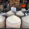 Gạo được bày bán tại khu chợ ở Ấn Độ. (Ảnh: AFP/TTXVN)
