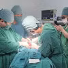 Bác bác sỹ Bệnh viện Đa khoa thành phố Cần Thơ phẫu thuật tạo hình cho nạn nhân. (Ảnh: TTXVN) 