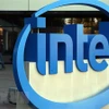 Biểu tượng Intel tại trụ sở của hãng ở Santa Clara, bang California, Mỹ. (Ảnh: AFP/TTXVN) 