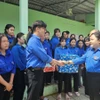 Bí thư Tỉnh đoàn Bến Tre Lâm Như Quỳnh động viên các chiến sỹ thanh niên tình nguyện hè trường Cao đẳng Bến Tre. (Ảnh: Chương Đài/TTXVN)