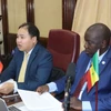 Tổng thư ký Phòng Thương mại, Công nghiệp và Nông nghiệp Dakar, Mbaye Chimère Ndiaye, và Tham tán thương mại Việt Nam tại Algeria kiêm nhiệm Senegal, Hoàng Đức Nhuận, chủ trì hội nghị hôm 14/12 . (Ảnh do Thương vụ Việt Nam tại Algeria kiêm nhiệm Senegal cung cấp)