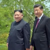 Chủ tịch Trung Quốc Tập Cận Bình (phải) và nhà lãnh đạo Triều Tiên Kim Jong Un trong cuộc gặp ở Bình Nhưỡng, ngày 21/6/2019. (Ảnh: AFP/TTXVN)