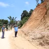 Phó Chủ tịch UBND tỉnh Lạng Sơn Đoàn Thanh Sơn kiểm tra vùng có nguy cơ ngập úng tại thị trấn Na Sầm, huyện Văn Lãng. (Ảnh: Anh Tuấn/TTXVN) 