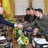Tổng thống Ukraine Volodymyr Zelensky (phải) trong cuộc gặp Tổng thống Mỹ Joe Biden (trái) ở Washington, DC ngày 21/9/2023. (Ảnh: AFP/TTXVN)