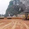 Nhà thầu thi công đắp nền đường một Dự án Cao tốc Bắc-Nam. (Ảnh: Việt Hùng/Vietnam+) 