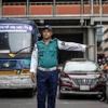 Cảnh sát điều khiển giao thông trên đường phố tại Dhaka, Bangladesh, ngày 12/8/2024. (Ảnh: Getty Images/TTXVN)