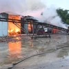 Hiện trường vụ cháy tại nhà xưởng của Công ty trách nhiệm hữu hạn Dịch vụ và Sản xuất Tam Phát. (Ảnh: TTXVN)