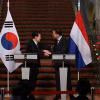 Tổng thống Yoon Suk Yeol và Thủ tướng Hà Lan Mark Rutte. (Nguồn: YONHAP News)
