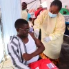 Tiêm vaccine phòng đậu mùa khỉ cho người dân tại tỉnh Bắc Kivu, CHDC Congo. (Ảnh: THX/TTXVN)