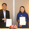 Lãnh đạo Ủy ban Trung ương Mặt trận Tổ quốc Việt Nam ký Biên bản ghi nhớ (MOU) Chương trình trao đổi với Hiệp hội Nhân dân (PA) Singapore. (Ảnh: Tất Đạt/TTXVN) 