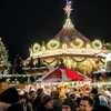 Du khách tham quan và mua sắm tại chợ Giáng sinh ở Dresden, Đức. (Ảnh: AFP/TTXVN)