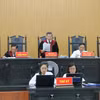 Thẩm phán, Chủ toạ phiên toà tuyên đọc bản án dành cho các bị cáo. (Ảnh: Công Mạo/TTXVN)