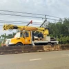 Hàng loạt trụ điện trên đường ĐT.741 bất ngờ bị gãy đổ. (Ảnh TTXVN phát.)