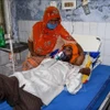 Một nạn nhân bị ngộ độc rượu điều trị tại bệnh viện ở Tarn Taran, Ấn Độ.( Ảnh minh họa: AFP/TTXVN)