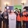 Bà Hélène Amiable, Thị trưởng Thành phố Bagneux nồng nhiệt chào đón đoàn Taekwondo trẻ Việt Nam sang tập huấn.( Ảnh: TTXVN phát)