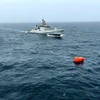 Hải quân Ấn Độ tiếp cận xuồng cứu sinh chở 9 thành viên thủy thủ đoàn từ tàu Prestige Falcon. (Nguồn: gCaptain)
