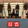  Cửa hàng thương hiệu thời trang Uniqlo thuộc tập đoàn Fast Retailing ở Tokyo. (Ảnh: AFP/TTXVN) 