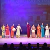 Nhóm múa áo dài trình diễn phụ họa cho bài hát "Duyên dáng em Việt Nam". (Ảnh: Nguyễn Tuyến/TTXVN)