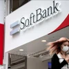 Biểu tượng của tập đoàn viễn thông SoftBank tại một tòa nhà ở Tokyo, Nhật Bản. (Ảnh: AFP/TTXVN)