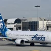 Máy bay của Hãng hàng không Alaska Airlines tại sân bay quốc tế Los Angeles, bang California, Mỹ ngày 11/1/2023. (Ảnh: AFP/TTXVN)