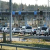 Ôtô xếp hàng chờ qua cửa khẩu biên giới Nuijamaa giữa Nga và Phần Lan tại Lappeenranta, Đông Nam Phần Lan, ngày 17/11/2023. (Ảnh: AFP/TTXVN) 