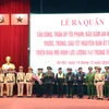 Trung tướng Nguyễn Hải Trung, Giám đốc Công an Hà Nội tặng hoa các lực lượng tham gia tại buổi lễ. (Ảnh: Văn Điệp/TTXVN)