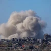 Khói bốc lên sau cuộc không kích của Israel xuống Dải Gaza. (Ảnh: AFP/TTXVN)