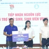 Đại diện Vinamilk trao tặng bảng tượng trưng hơn 1.258.000 sản phẩm (tương đương 6 tỷ đồng) cho đại diện Trung ương Đoàn Thanh niên Cộng sản Hồ Chí Minh. (Nguồn: Vietnam+)