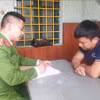 Cơ quan Công an lấy lời khai của đối tượng Nguyễn Văn Thủy, sinh năm 1990, trú tại xã Quảng phương, huyện Quảng Trạch. (Nguồn: TTXVN)