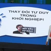 Tiến sỹ Lê Ngọc Danh, Giảng viên Khoa Kinh tế, Trường Đại học Kiên Giang truyền cảm hứng khởi nghiệp đổi mới sáng tạo đến học sinh. (Ảnh: Văn Sĩ/TTXVN)