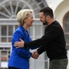 Tổng thống Ukraine Volodymyr Zelensky (phải) và Chủ tịch Ủy ban châu Âu Ursula von der Leyen (Ảnh: AFP/ TTXVN) 