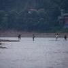 Người dân lội sông Đà . (Ảnh: Trọng Đạt/TTXVN)