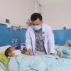 Bác sỹ Chuyên khoa II Võ Trương Quý, Phó Trưởng Khoa Nội A, Bệnh viện Bệnh Nhiệt đới Thành phố Hồ Chí Minh thăm khám cho bệnh nhân mắc sởi. (Ảnh: Đinh Hằng/TTXVN)