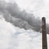 Khói bốc lên từ một nhà máy điện than ở bang Tây Virginia, Mỹ. (Ảnh: AFP/TTXVN)