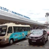 Các làn xe đưa, đón khách tại sân bay Tân Sơn Nhất luôn có rất nhiều xe tô “nối đuôi” nhau. (Ảnh: Tiến Lực/TTXVN)