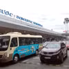 Các làn xe đưa, đón khách tại sân bay Tân Sơn Nhất luôn có rất nhiều xe tô “nối đuôi” nhau. (Ảnh: Tiến Lực/TTXVN)