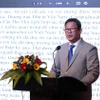 Ông Kong Putheara, Tùy viên Thương mại Campuchia tại Việt Nam giới thiệu cơ hội đầu tư tại Campuchia tới doanh nghiệp thành phố Cần Thơ. (Ảnh: Thanh Liêm/TTXVN)