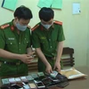 Công an Thanh Hóa và tang vật của một vụ án đánh bạc. (Ảnh TTXVN phát)