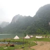 Du khách cắm trại nghỉ dưỡng quanh hồ Nong Dùng, Hữu Lũng. (Ảnh: Anh Tuấn/TTXVN)
