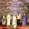 Trình diễn áo dài mang hình ảnh hoa sen nhằm quảng bá các thiết kế áo dài Huế bên cạnh Quốc hoa. (Ảnh: Mai Trang/TTXVN)