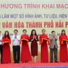Các đại biểu cắt băng khai mạc triển lãm “Di sản văn hóa thành phố Hải Phòng”. (Ảnh: Minh Thu/TTXVN)