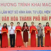 Các đại biểu cắt băng khai mạc triển lãm “Di sản văn hóa thành phố Hải Phòng”. (Ảnh: Minh Thu/TTXVN)