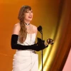 Tại lễ trao giải Grammy 2024, Taylor Swift đã vượt qua nhiều tên tuổi "nặng ký" để lập kỷ lục là nghệ sĩ giành nhiều "Album của năm" nhất trong lịch sử giải thưởng, lần này là với album "Midnights". (Nguồn: AFP/TTXVN). 