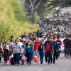 Một đoàn người di cư di chuyển từ Tapachula, bang Chiapas (Mexico) hướng tới biên giới với Mỹ cuối năm 2023. (Nguồn: AFP/TTXVN) 